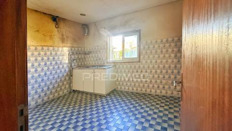 Moradia de 3 pisos com dois t4 + potencial t2 | terreno 1.160 m² | excelente localização e acessos