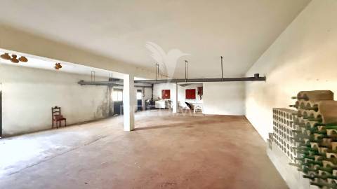 Moradia de 3 pisos com dois t4 + potencial t2 | terreno 1.160 m² | excelente localização e acessos