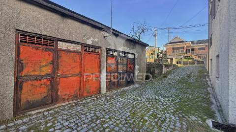 Moradia de 3 pisos com dois t4 + potencial t2 | terreno 1.160 m² | excelente localização e acessos