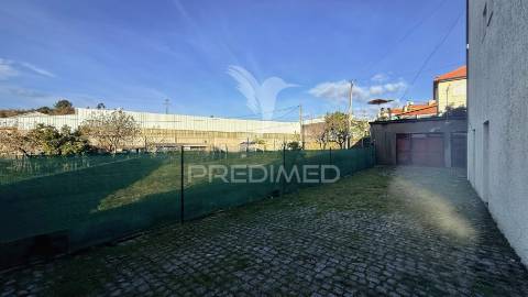 Moradia de 3 pisos com dois t4 + potencial t2 | terreno 1.160 m² | excelente localização e acessos