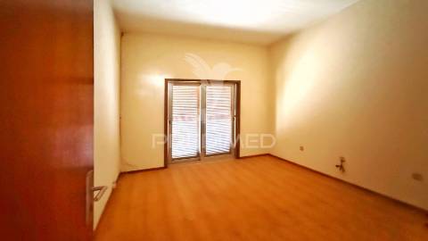 Moradia de 3 pisos com dois t4 + potencial t2 | terreno 1.160 m² | excelente localização e acessos