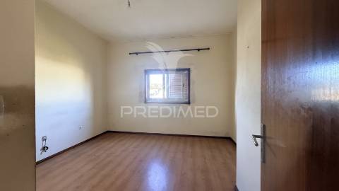 Moradia de 3 pisos com dois t4 + potencial t2 | terreno 1.160 m² | excelente localização e acessos