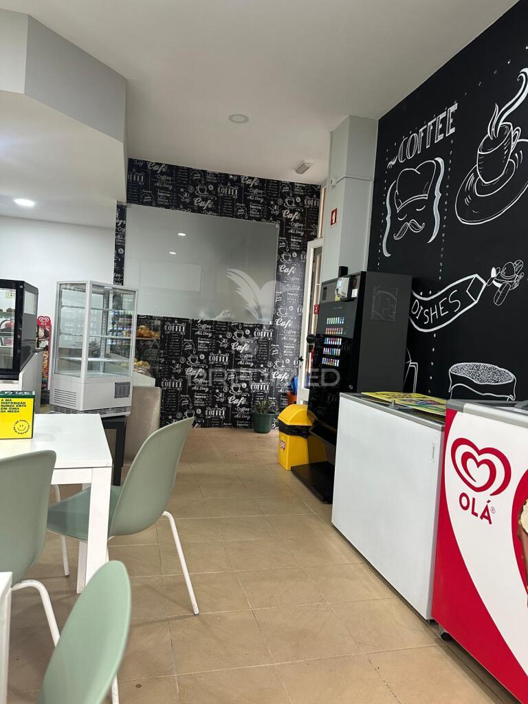 Trespasse de padaria, pastelaria & espaço com potencial para restaurante