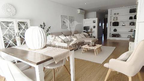 Suíte, duas varandas, dois w.c., arrecadação individual de 25m2