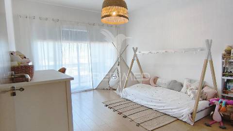 Suíte, duas varandas, dois w.c., arrecadação individual de 25m2