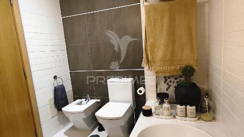 Suíte, duas varandas, dois w.c., arrecadação individual de 25m2