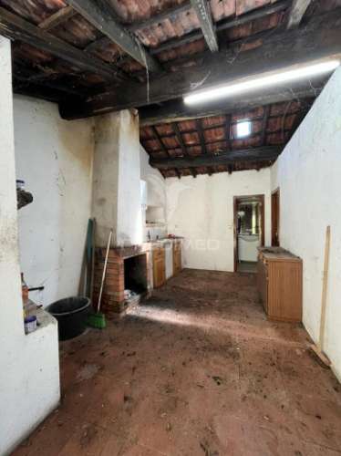 Moradia t1 para restauro em gondoriz, terras de bouro