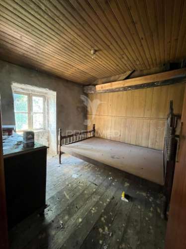 Moradia t1 para restauro em gondoriz, terras de bouro