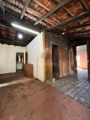 Moradia t1 para restauro em gondoriz, terras de bouro