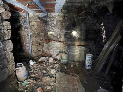 Moradia t1 para restauro em gondoriz, terras de bouro