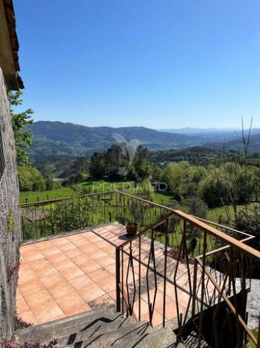 Moradia t1 para restauro em gondoriz, terras de bouro