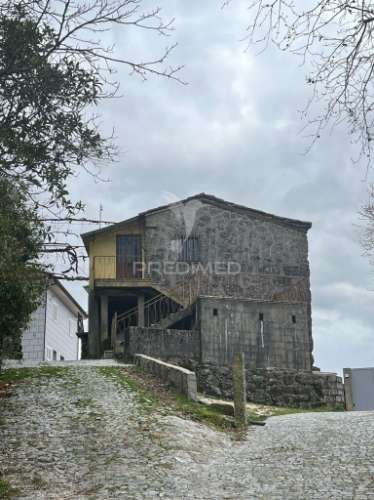 Moradia t1 para restauro em gondoriz, terras de bouro