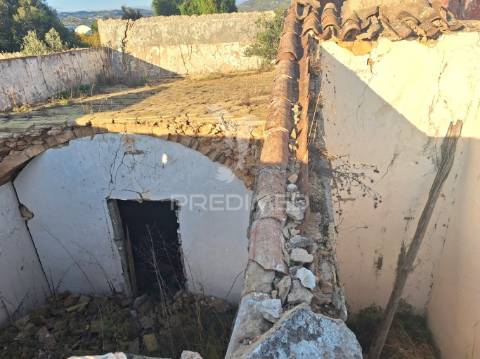 Terreno com ruína