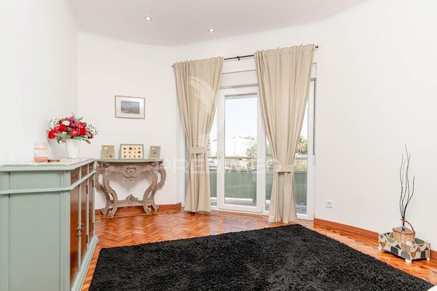 Apartamento t1 totalmente remodelado centro do feijó!