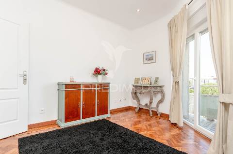 Apartamento t1 totalmente remodelado centro do feijó!