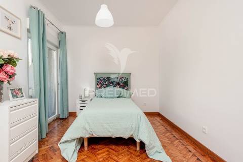 Apartamento t1 totalmente remodelado centro do feijó!