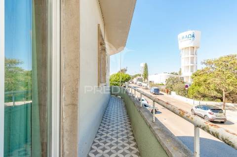 Apartamento t1 totalmente remodelado centro do feijó!