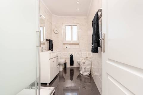 Apartamento t1 totalmente remodelado centro do feijó!