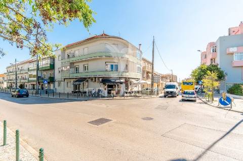 Apartamento t1 totalmente remodelado centro do feijó!