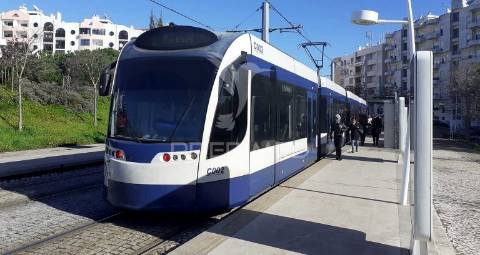 Apartamento t1 totalmente remodelado centro do feijó!