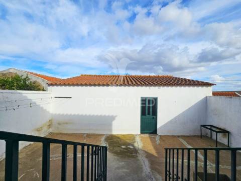 Moradia t3 com quintal e garagem em casével, concelho de castro verde.