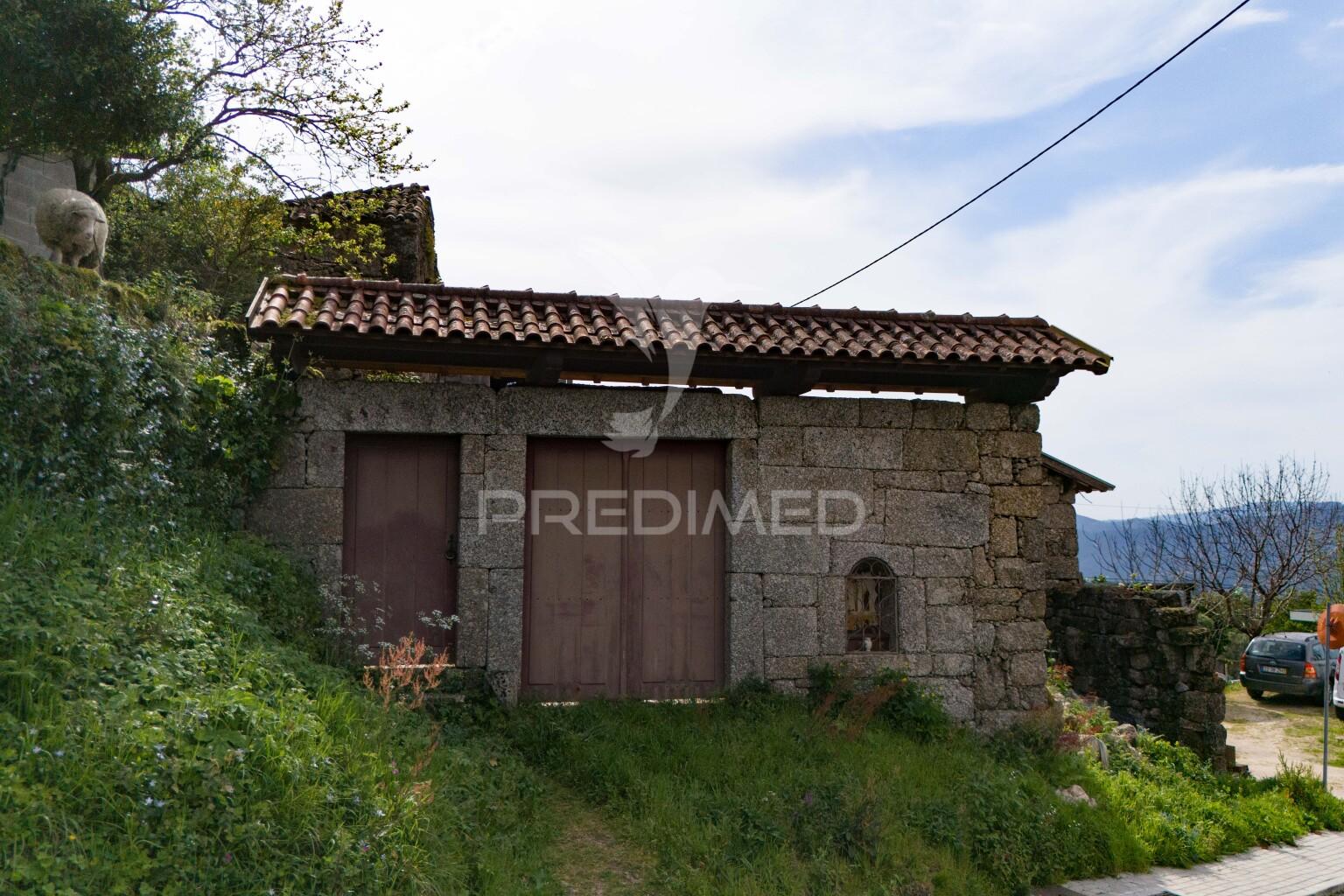 Moradia t3 para restauro em chorense, terras de bouro.