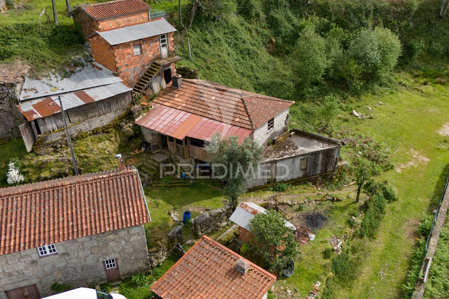 Moradia t3 para restauro em chorense, terras de bouro.