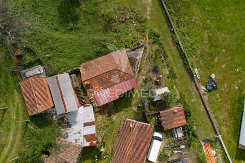 Moradia t3 para restauro em chorense, terras de bouro.