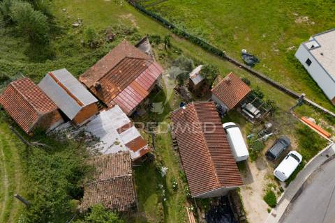 Moradia t3 para restauro em chorense, terras de bouro.