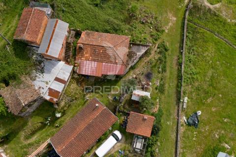 Moradia t3 para restauro em chorense, terras de bouro.