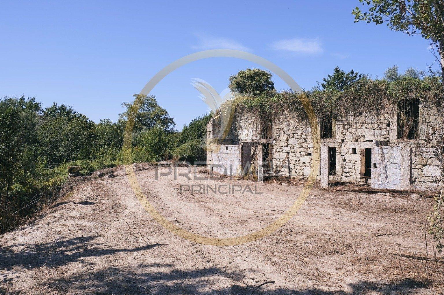 Terreno com ruina - póvoa de lanhoso