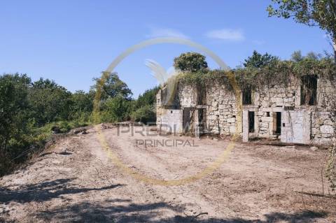 Terreno com ruina - póvoa de lanhoso