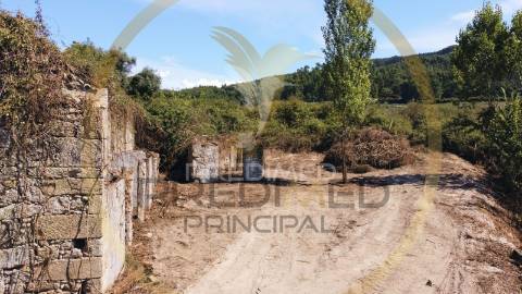 Terreno com ruina - póvoa de lanhoso