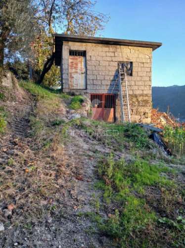 Terreno rústico com anexo em valdosende, terras de bouro (exclusivo)