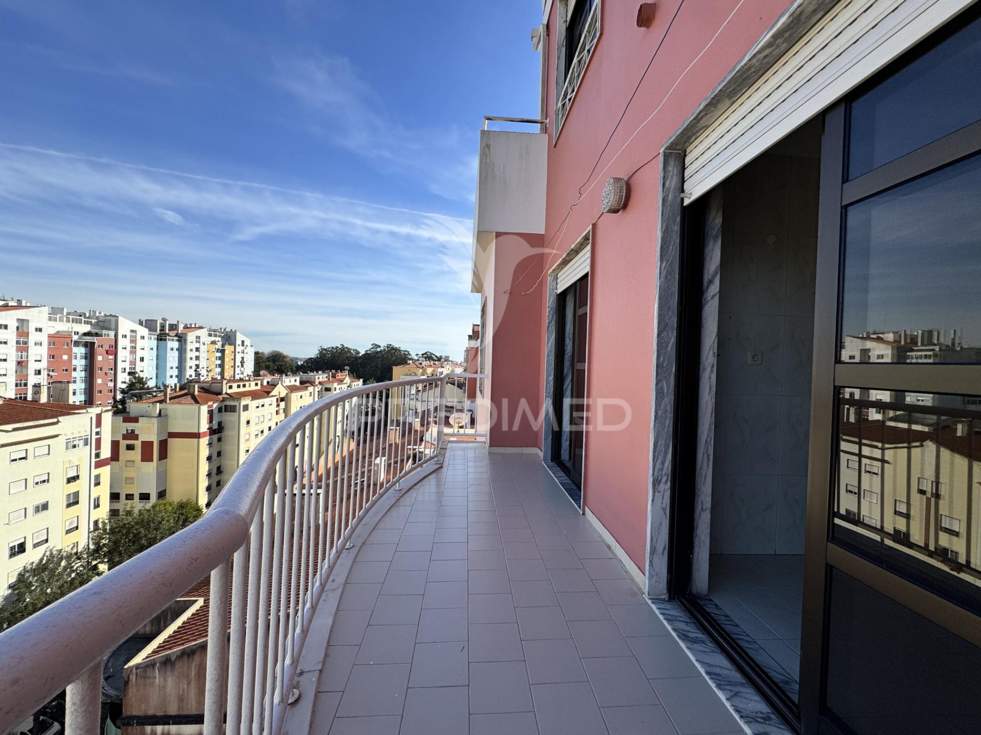 T2 muito luminoso e com vista desafogada