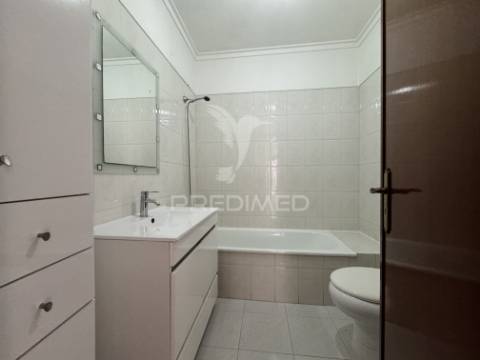 T2 muito luminoso e com vista desafogada