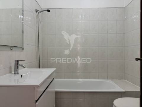 T2 muito luminoso e com vista desafogada