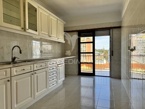 T2 muito luminoso e com vista desafogada