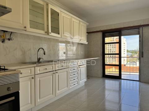 T2 muito luminoso e com vista desafogada