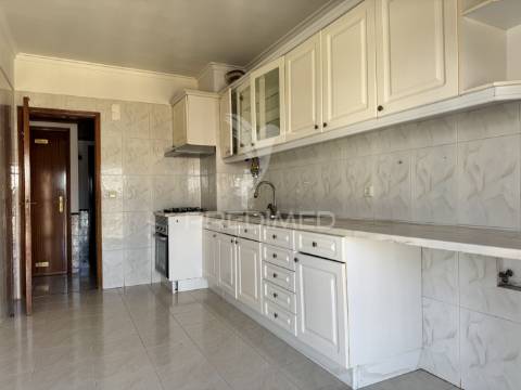 T2 muito luminoso e com vista desafogada