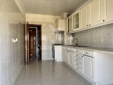 T2 muito luminoso e com vista desafogada