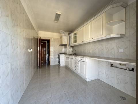 T2 muito luminoso e com vista desafogada