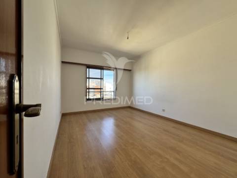 T2 muito luminoso e com vista desafogada