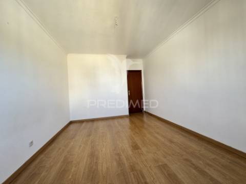 T2 muito luminoso e com vista desafogada