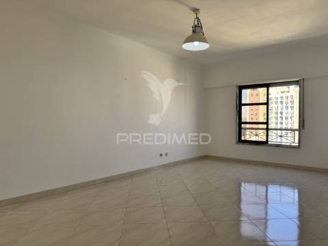 T2 muito luminoso e com vista desafogada