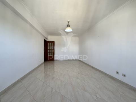 T2 muito luminoso e com vista desafogada