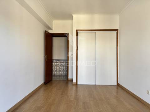 T2 muito luminoso e com vista desafogada