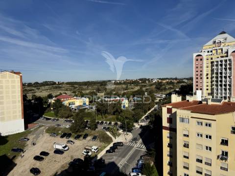 T2 muito luminoso e com vista desafogada