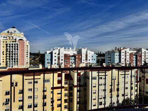 T2 muito luminoso e com vista desafogada