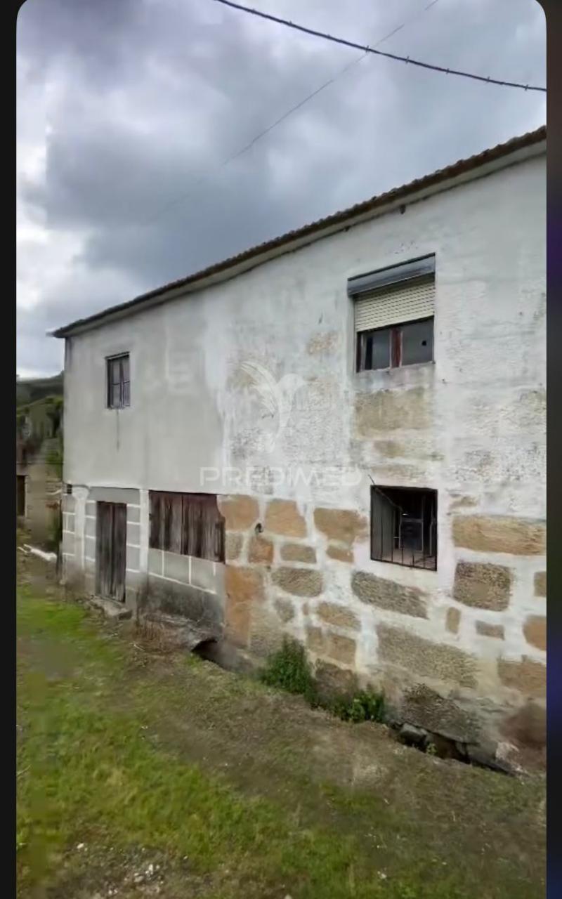 Moradia rústica com terreno e vistas rio douro